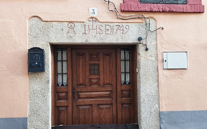 Arquitectura popular de Pelahustán - Dintel de puerta en la calle Larga